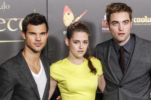 Vroče! Kristen Stewart po novici o zaroki bivšega tolaži Taylor Lautner!