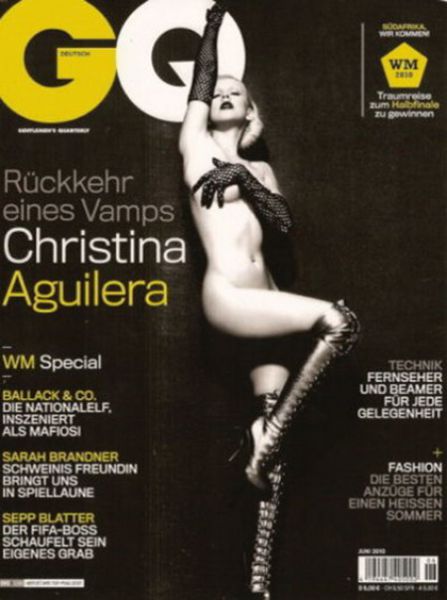 HOT! Gola Christina Aguilera v sado-mazo škornjih