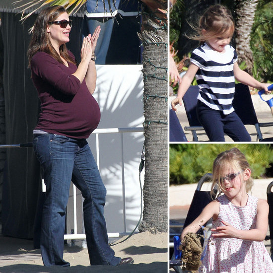 Noseča Jennifer Garner z deklicama uživala na plaži