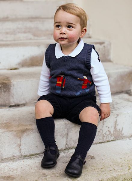 Foto! Princ George je videti ljubek na božičnih fotografijah!