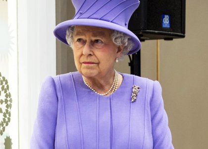 Ojoj! Britanska kraljica Elizabeta pristala v bolnici