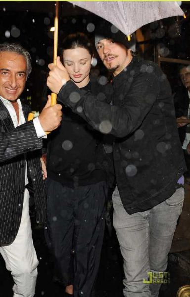 FOTO Zaljubljena Orlando Bloom in Miranda Kerr uživala kljub nevihti