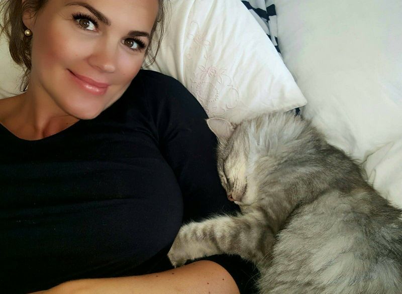 Rebeka Dremelj v videu pokazala nosečniški trebušček