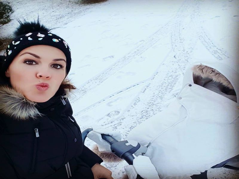 Rebeka dober mesec po porodu že pred kamero