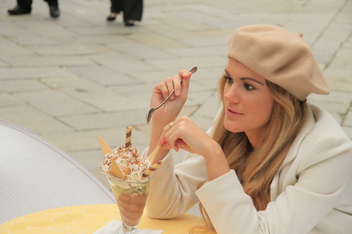 Vroče! Rebeka Dremelj na sanjski Zakintos brez soproga