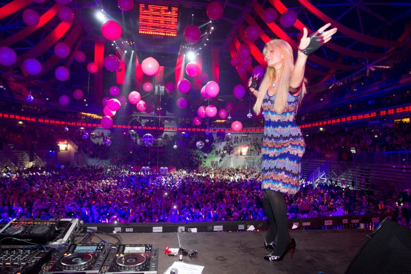 OPS! Paris Hilton pred slovenskimi fani šla na kolena in pokazala ritko