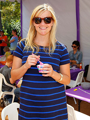 Reese Witherspoon navalila na hamburgerje in sladoled