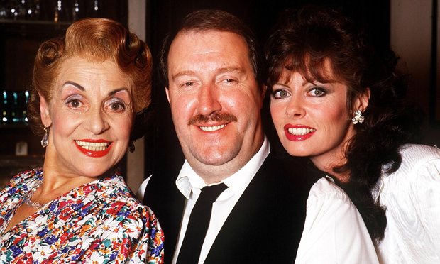 Umrl je Gorden Kaye, glavni igralec iz serije Alo Alo