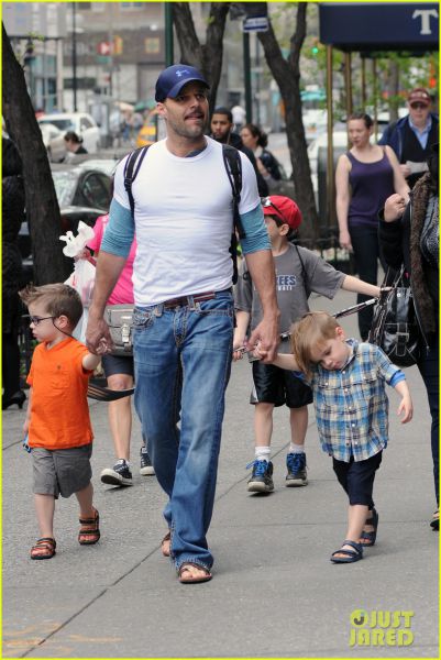 FOTO Ricky Martin na kosilu s partnerjem in prisrčnima dvojčkoma