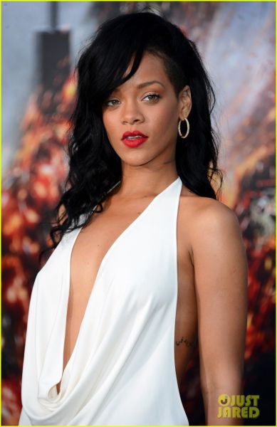 HOT! Rihanna z dekoltejem do popka in razporkom do mednožja