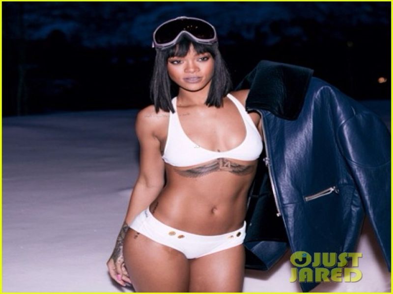 Bikini bejba! Rihanna izklesano telo pokazala kar na snegu!
