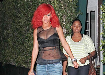 FOTO Rihanna na večerji v zapeljivi prozorni srajčki