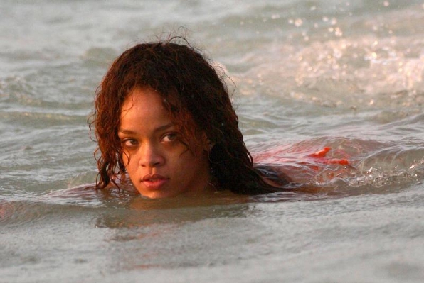 OPA! Rihanni pobegnil bikini: Komaj je krotila oprsje!