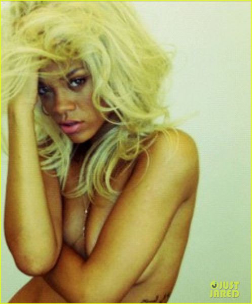 UPS! Povsem gola lisička Rihanna izziva s svojimi čari!