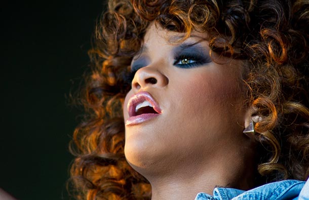 Ojoj! Je Rihanna podlegla čarom lepotne kirurgije?!