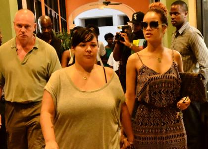 FOTO Rihanna uživala med družinskim nakupovanjem