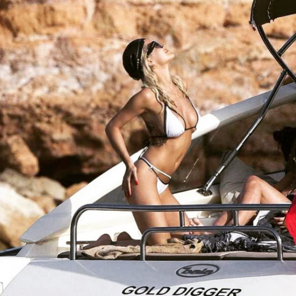 Hot! Prepoznate zvezdnico v mini bikiniju?