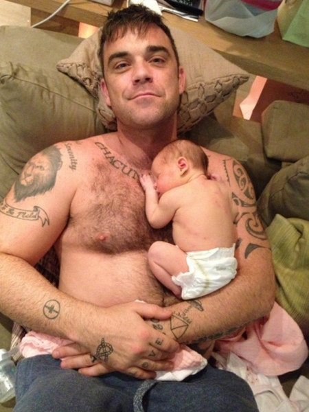 Robbie Williams pokazal komaj dva dni staro hčerkico Teddy