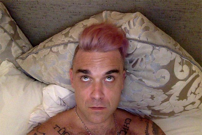 Ups! Robbie Williams se je pobarval v rožnato!