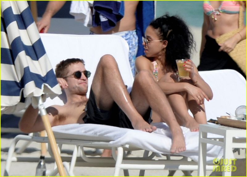 Robert Pattinson s punco užival zgoraj brez