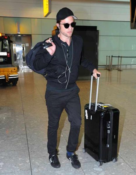 Robert Pattinson: Odpravil se je na poseben kraj in v kovčku skrival darilo!
