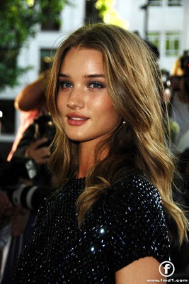 Rosie Huntington Whiteley: Nositi je morala deviški pas!