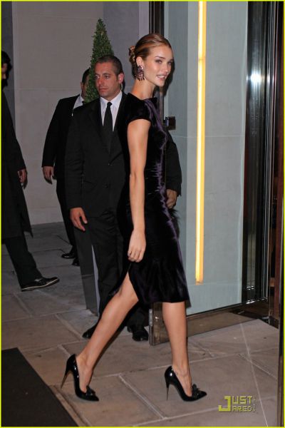 Uf! Sanjska Rosie Huntington-Whiteley v ozki obleki jemala dih