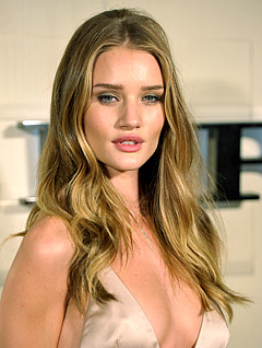 Rosie Huntington svetuje, kako si privoščiti čevlje za 700 dolarjev