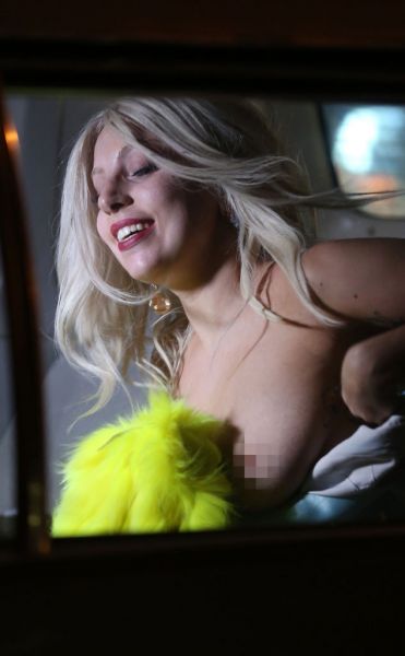 Ups! Lady Gaga nehote pokazala dojko!