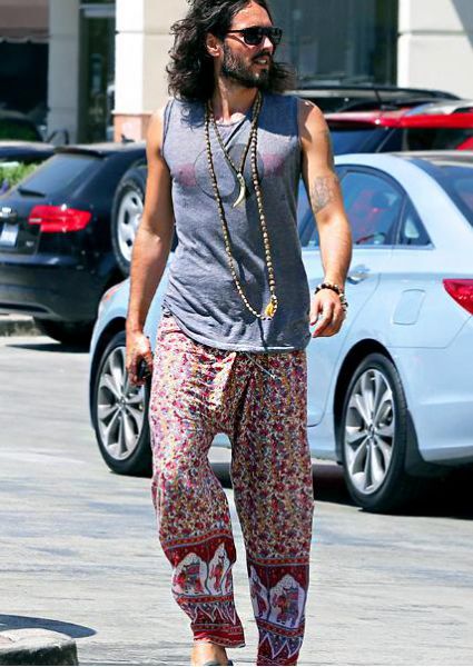 Ops! Russel Brand po ulici brez spodnjih hlač!