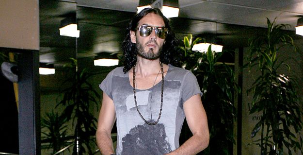 Russell Brand poročil par in jima svetoval, naj čim več seksata