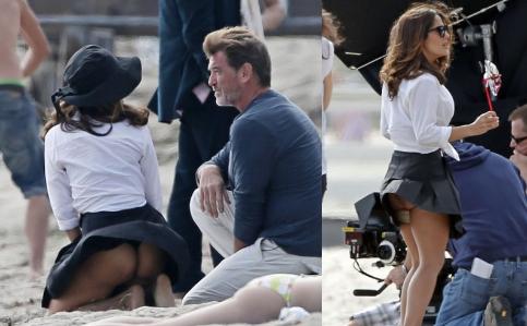 Ops! Salma Hayek: Veter je odkril njeno ritko!