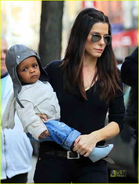 FOTO Sandra Bullock in mali Louis na potepu