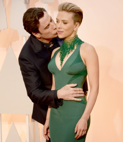 Vroče! Poljub med Scarlett Johansson in Johnom Travolto ni bil grozen