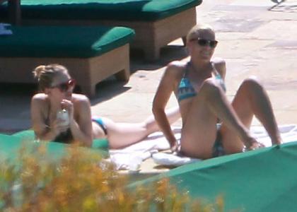 Scarlett Johansson: S prijateljico v bikinkah ležali ob bazenu