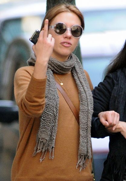 Foto: Scarlett Johansson paparacem pokazala sredinec