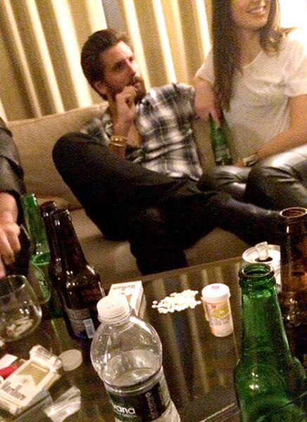 Ajoj! Scott Disick zaloten še z eno temnolasko!