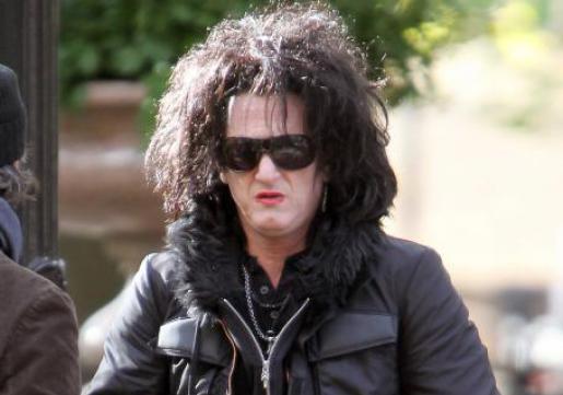 OJOJ! Sean Penn šokiral z make-upom in dolgo frizuro!