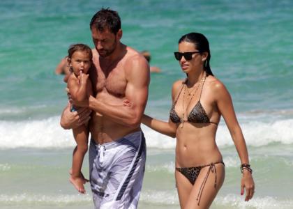HOT! Divja mačkica Adriana Lima v mikro bikinkah