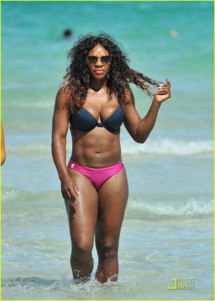 BIKINI BEJBA Serena Williams razkrila jekleni trebušček in bujni dekolte