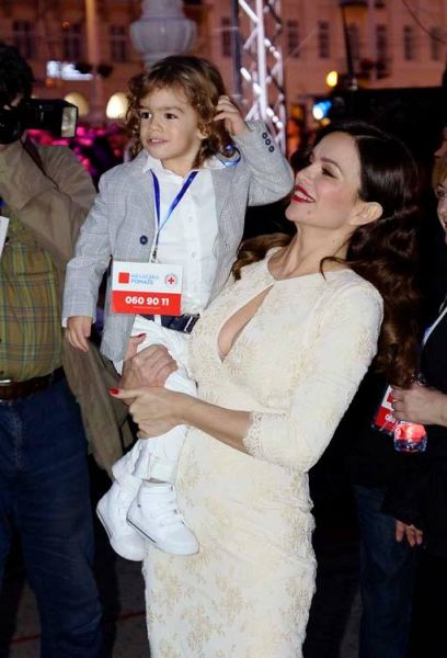 Severina: Svoj nastop začinila z bujnim dekoltejem in sinom