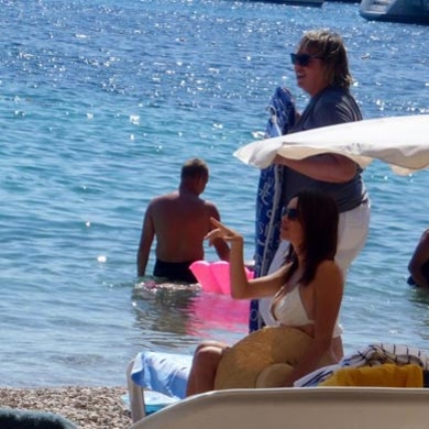 UJETA Noseča Severina v belih bikinkah