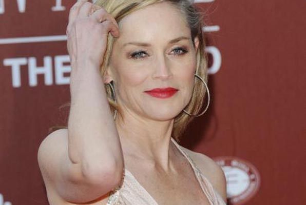 Obupana dojilja: Sharon Stone je rasistična šefica iz pekla!