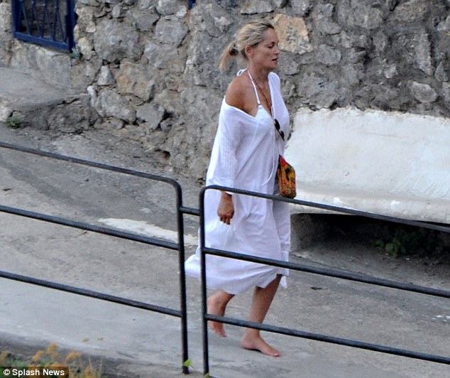 Opa! Sharon Stone: Bosih nog naokrog