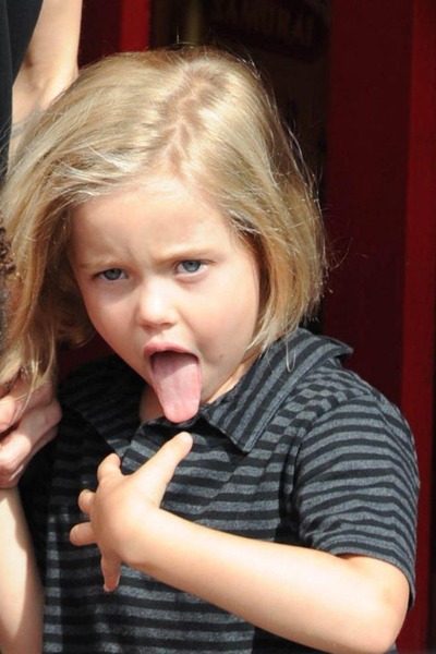 FOTO Shiloh Jolie-Pitt paparacem pokazala jezik