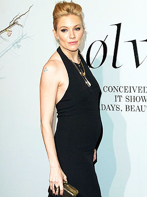 Sienna Miller se na nosečnost pripravlja z jogo