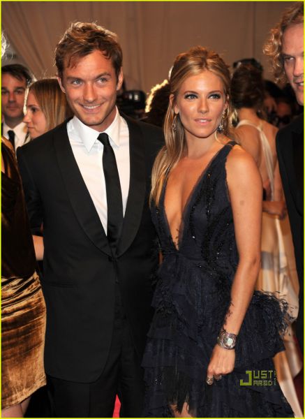 Jude Law in Sienna Miller poleti pred oltar