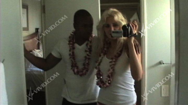 HOT! Na splet pricurljal sado-mazo video Playboyeve zajčice
