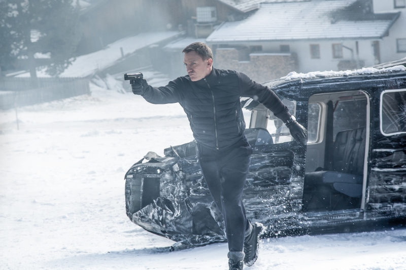 Nov James Bond že izropal kino blagajne