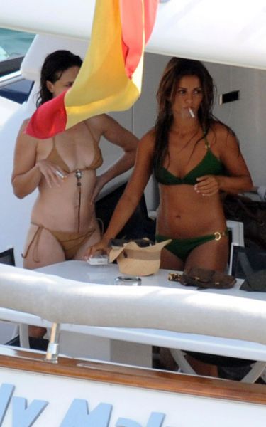 SEKSI Monica Cruz: Vroča sestra Penelope Cruz ujeta v bikinkah